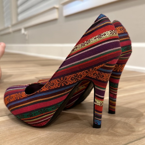 VGUC Women’s Torta Caliente Brand Size 7 High Heels Multi Colored Print - Picture 6 of 10